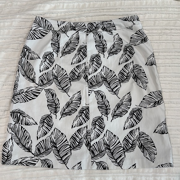 White with Black pattern Mini Skirt with pockets, size 6 - Picture 2 of 9